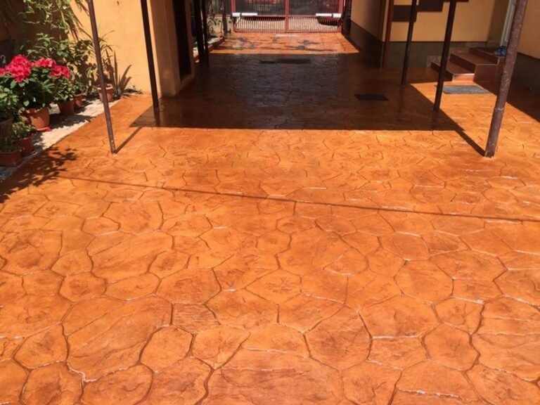 Nave industrial con suelo de hormigón pulido brillante y resistente