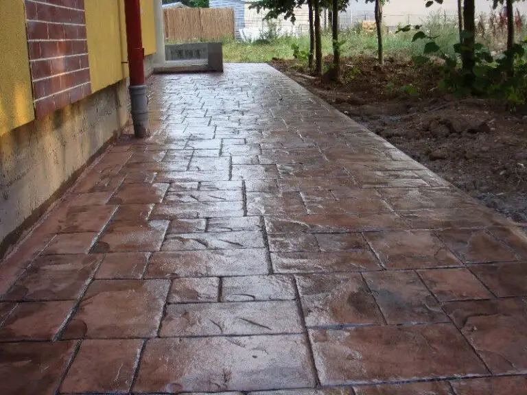Revestimiento de fachada con hormigón impreso vertical textura piedra rústica