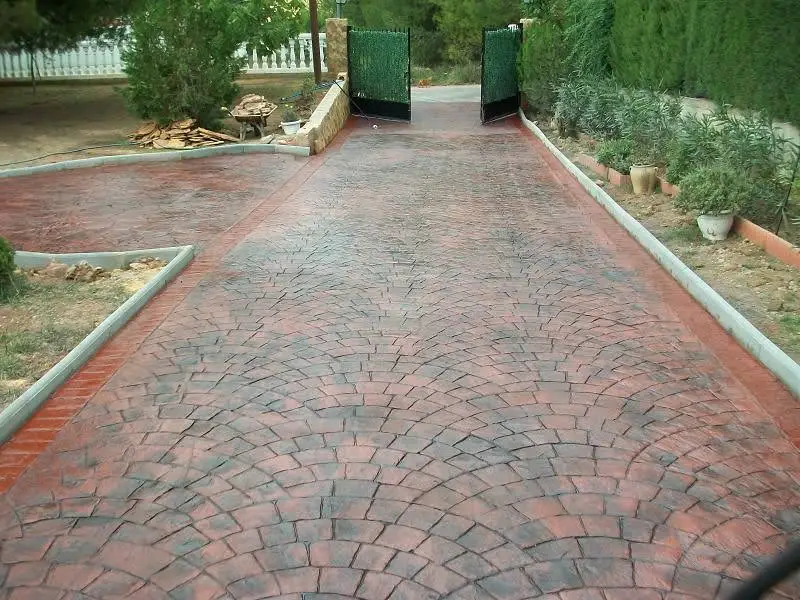 Muestrario de moldes y colores de hormigón impreso para patios en Sevilla.