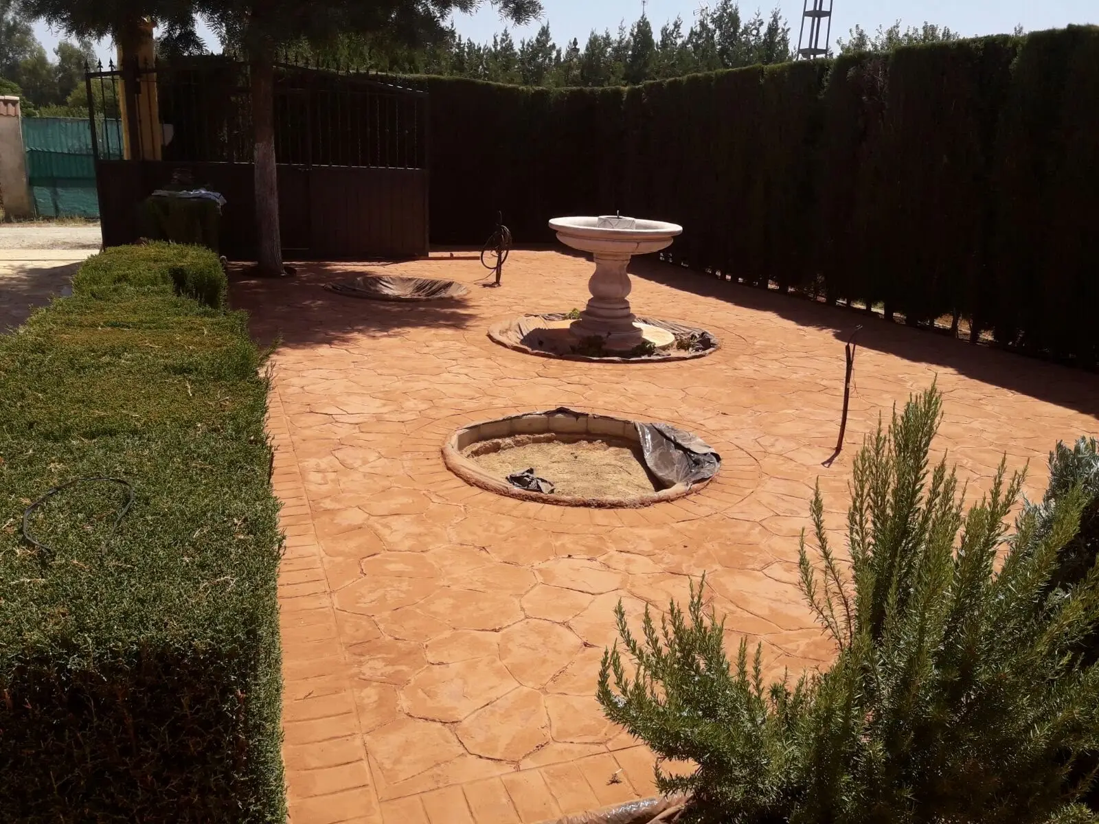 Operarios realizando servicios de pavimentación y hormigón en una obra en Sevilla