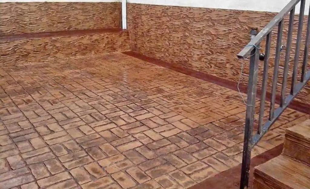 Revestimiento de fachada exterior de chalet en Sevilla con hormigón impreso vertical imitación piedra natural.