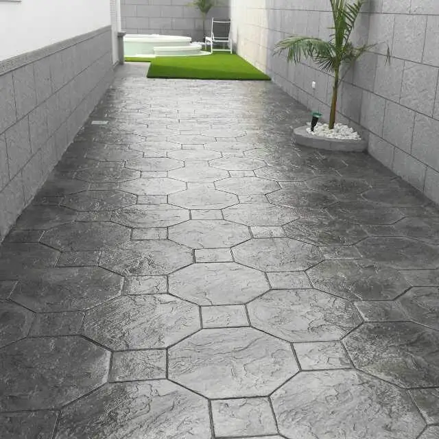 Pavimento de hormigón impreso imitación madera en el patio de un chalet en Sevilla