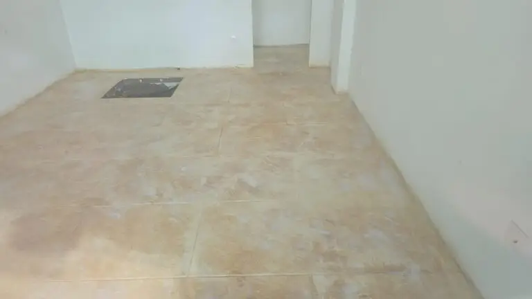 Aplicación de resina protectora para mantenimiento de hormigón impreso en un patio de Sevilla.