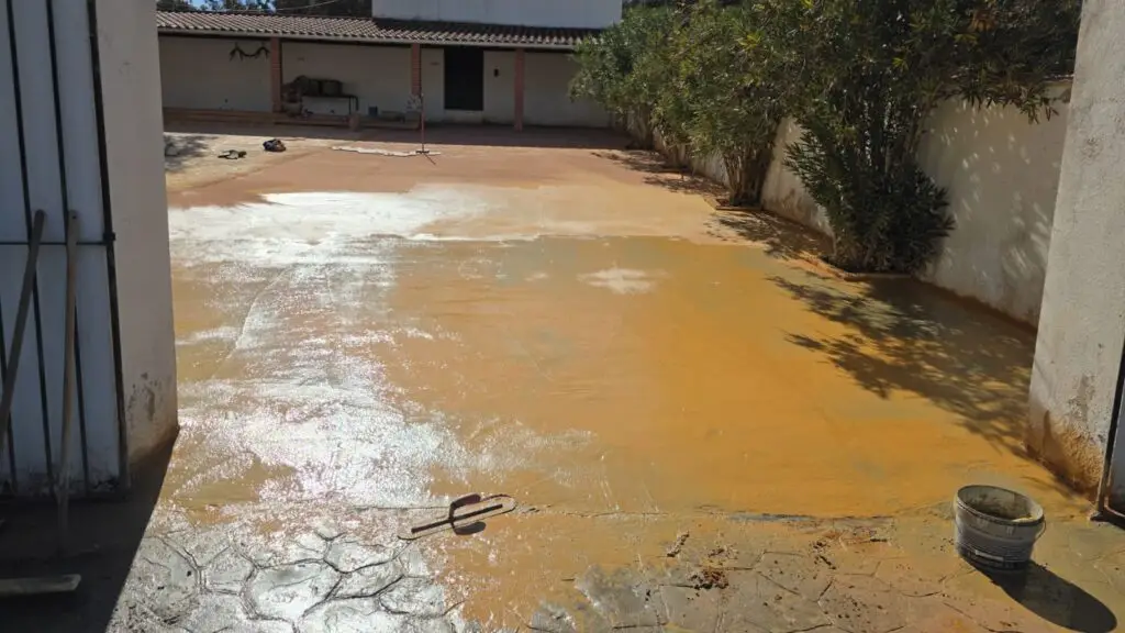 Aplicación de hormigón impreso sobre una superficie antigua de baldosa en el Aljarafe.