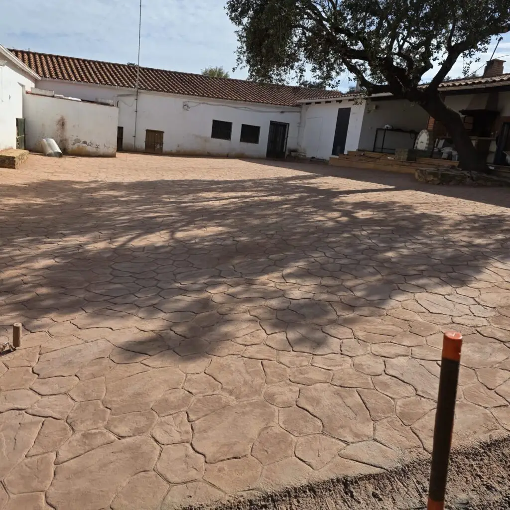 ¿Hormigón Impreso o Baldosas en Sevilla? Comparativa para tu Patio en 2026