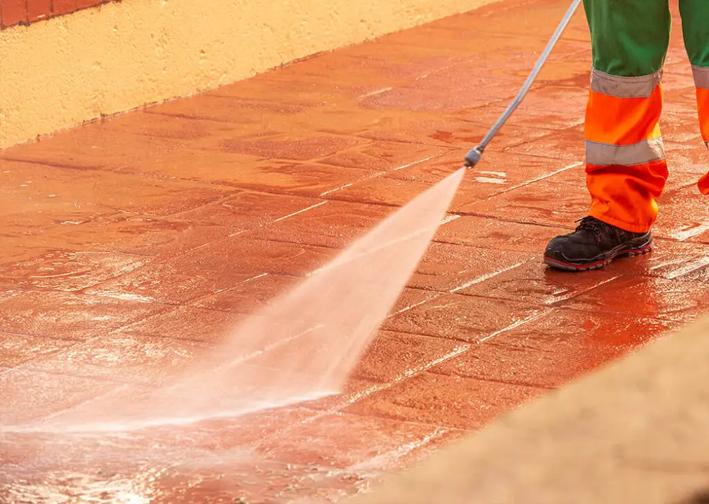 Limpieza de mantenimiento de hormigón impreso con agua a presión