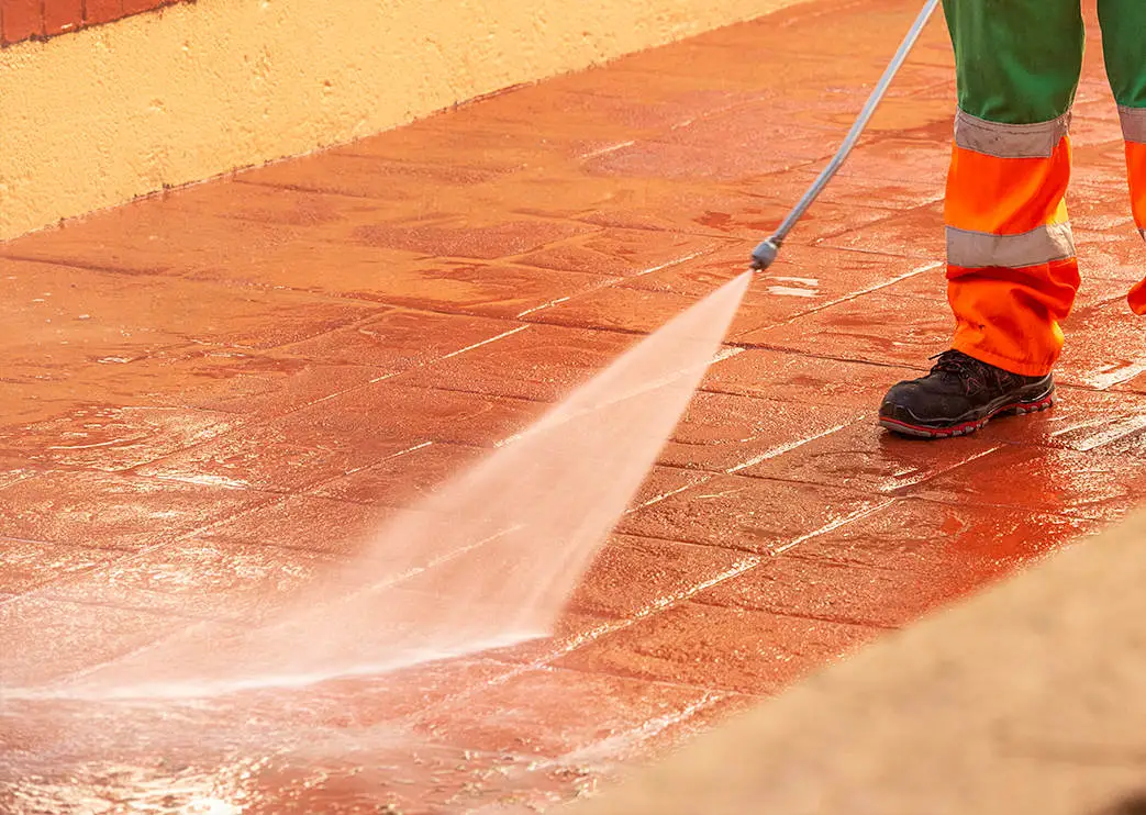 Limpieza de mantenimiento de hormigón impreso con agua a presión